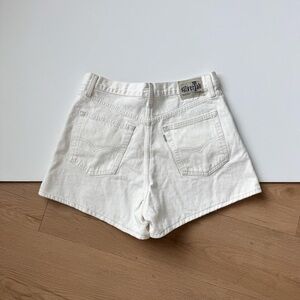 Vintage Silvertab Levi’s Shorts 30 White Denim Mom 90s Minimalist